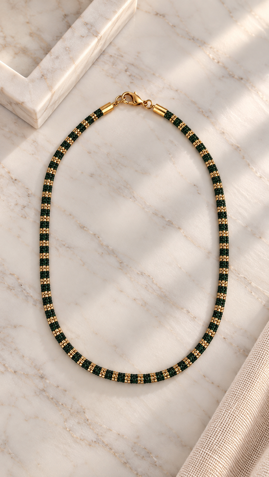 Collar Liora — Esmeralda y Dorado